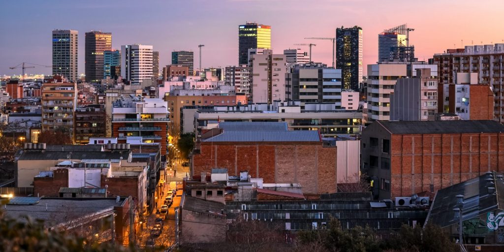 L'Hospitalet de Llobregat al atardecer, con los rascacielos de la Plaça d'Europa al fondo