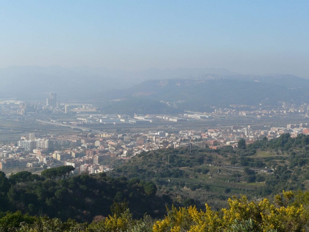 Vista de Molins de Rei desde Collserola, con el valle del Llobregat y las montañas del Ordal al fondo