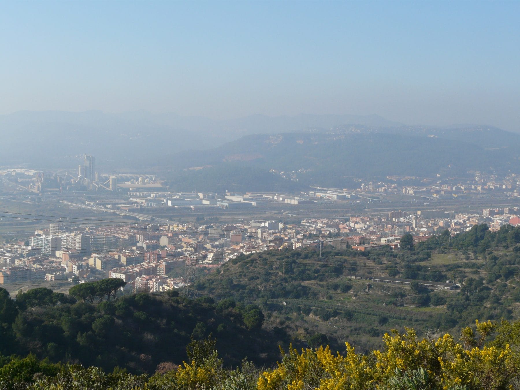 Vista de Molins de Rei desde Collserola, con el valle del Llobregat y las montañas del Ordal al fondo