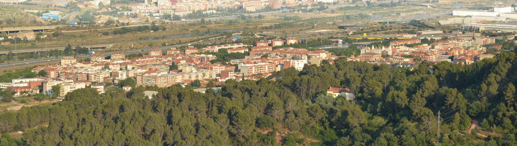 Panorámica de Pallejà desde la Penya de l'Àliga, con el valle del Llobregat detrás