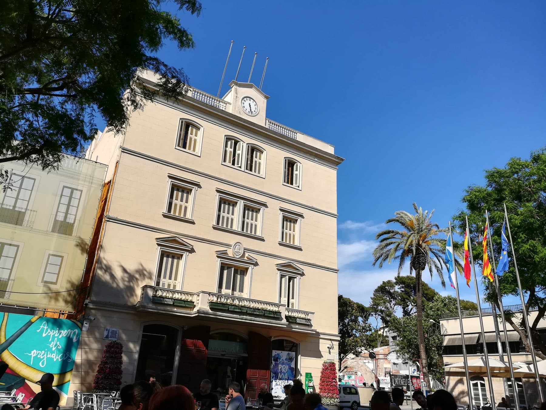 Casa de la Vila de Sant Boi de Llobregat en la Plaça de l'Ajuntament, con reloj, banderas y palmeras