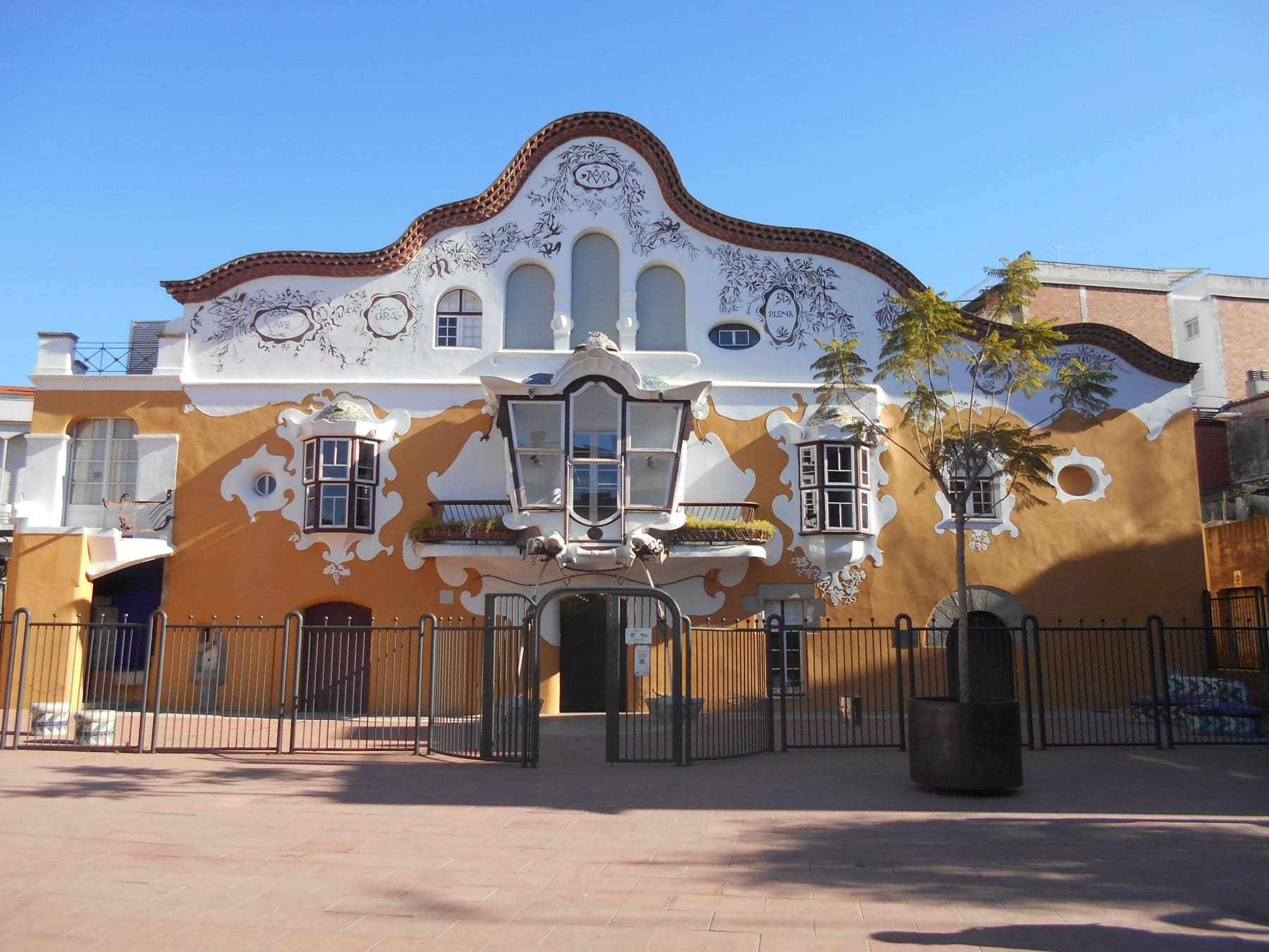 Fachada modernista de Can Negre, obra de Jujol, en la Plaça de Catalunya de Sant Joan Despí