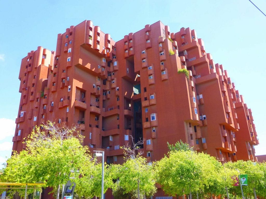 Edificio Walden 7 de Ricard Bofill en Sant Just Desvern, con su fachada rojiza entre árboles