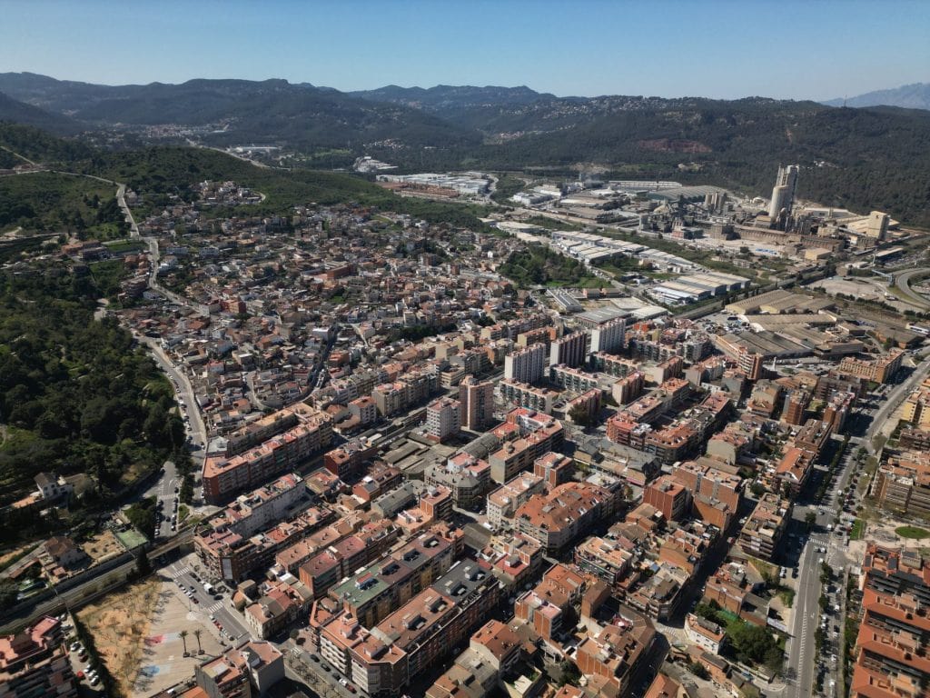 Vista aérea de Sant Vicenç dels Horts con las sierras del Ordal al fondo