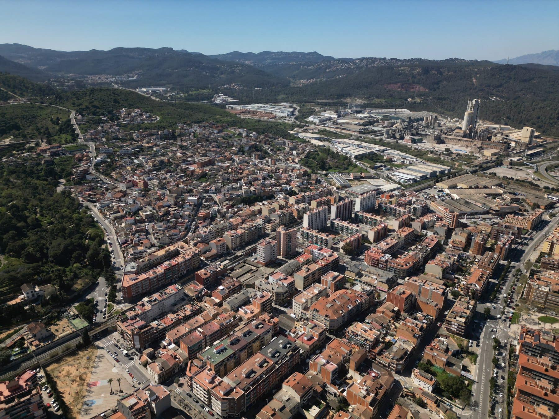 Vista aérea de Sant Vicenç dels Horts con las sierras del Ordal al fondo