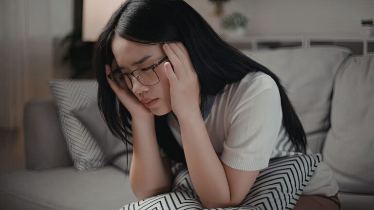 Aprende a diferenciar ansiedad y estrés, reconocer sus señales y saber cuándo acudir a terapia emocional en Barcelona.